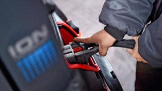 Hochhubwagen von Linde mit Li-ION-Batterien von Linde im Lagereinsatz